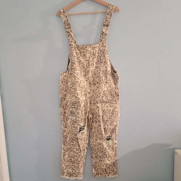 Style Rack Leopard Cropped Overalls Medium - Picture 9 of 9